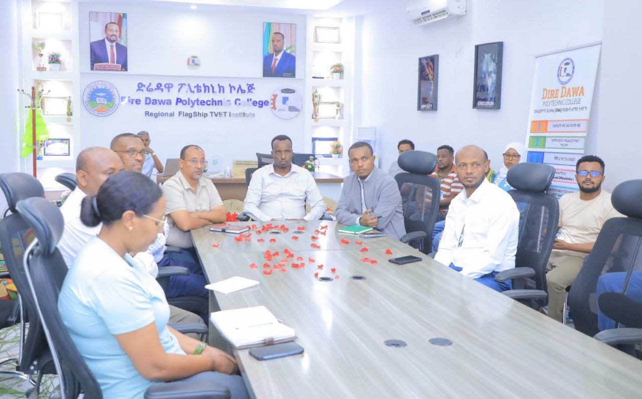 ክቡር ከንቲባ አቶ አብዱላሂ አደም በዛሬው የከሰዓት ውሏቸው የድሬዳዋ ፖሊ ቴክኒክ ኮሌጅ የሚሰጣቸውን የክህሎት መር ትምህርቶችን በዝርዝር በማድመጥ በውስጡ የተጀመሩ ፕሮጀክቶችን ጎብኝተዋል።